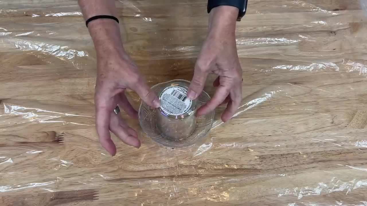 Put the materials for making tea lamps upside down in the bowl