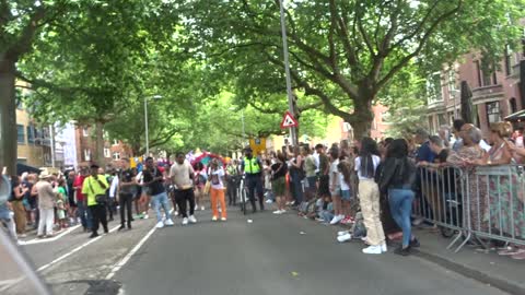 Zomercarnaval Rotterdam 2022 van de Maternesserlaan de Nieuwe Binnenweg op.
