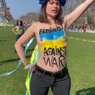 TOPLESS FRENCH WOMEN PROTESTING FOR THE UKRAINE