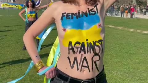 TOPLESS FRENCH WOMEN PROTESTING FOR THE UKRAINE