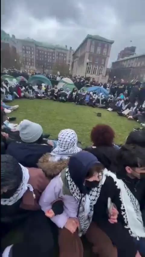 Hundreds of students at Colombia University praise Hamas “We will honor all the martyrs.”