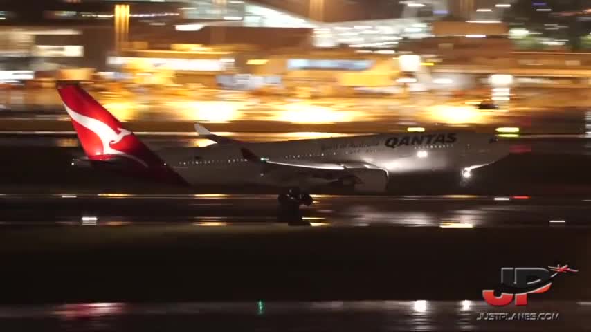 Incredible footage of stormy weather landing at Sydney Airport