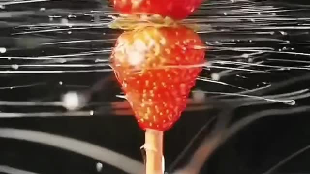 The high-speed spinning strawberry is so beautiful that it seems to wear new clothes