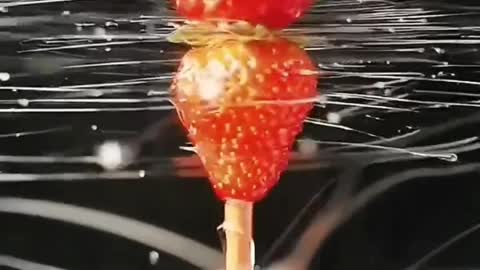 The high-speed spinning strawberry is so beautiful that it seems to wear new clothes