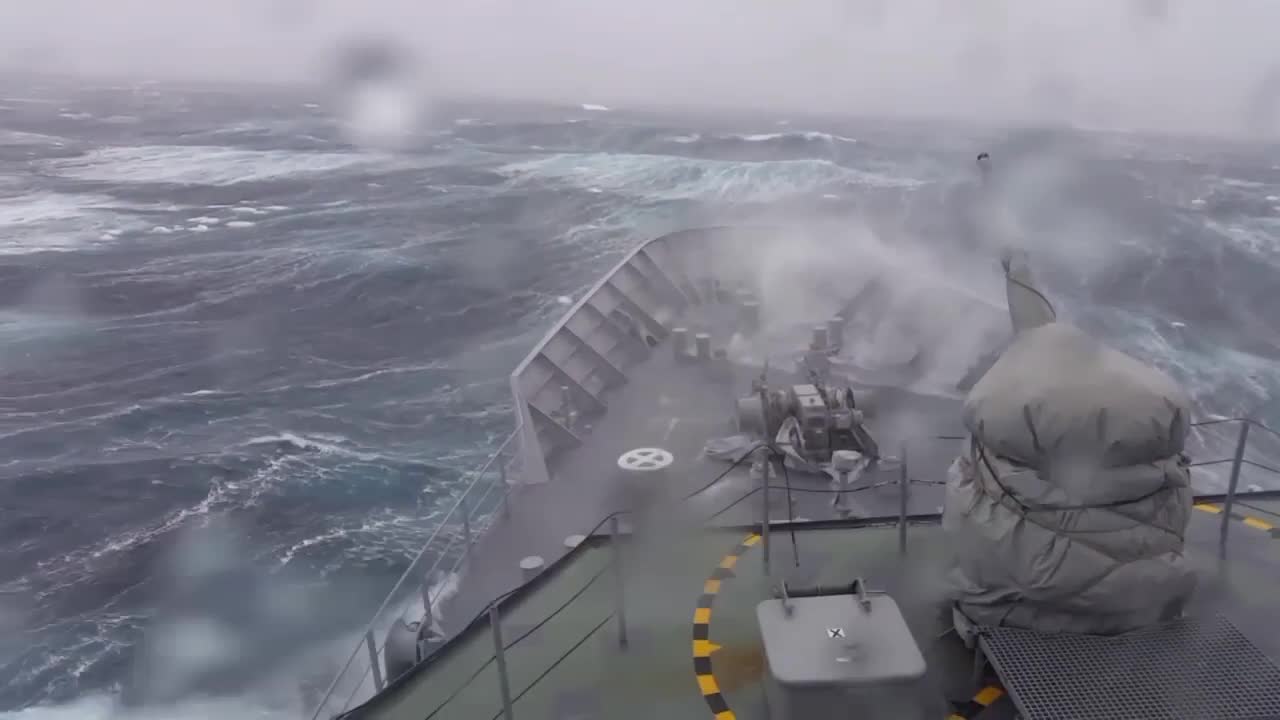 Huge Big waves are crushing ships and boats in this incredible video, you have to see this🙊