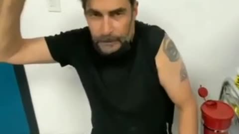 Attore Spagnolo Rafael Taibo Prima e dopo il vaccino anti covid