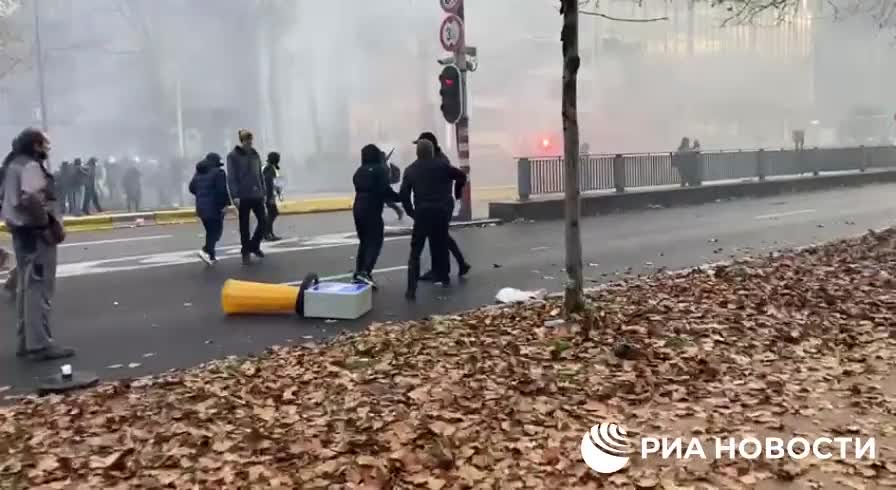 Tensions flare during anti-lockdown protests in Brussels right now!