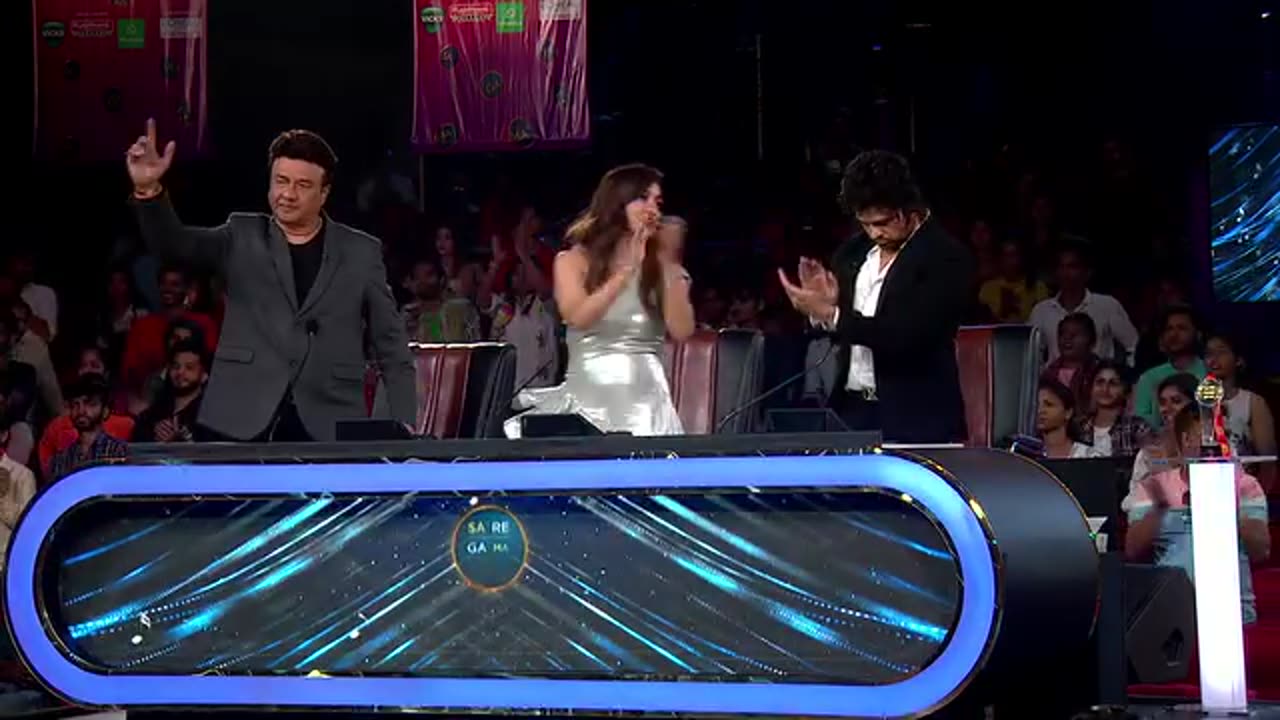 Two Talented Indian Singers Perform Hit Song Bekhayali