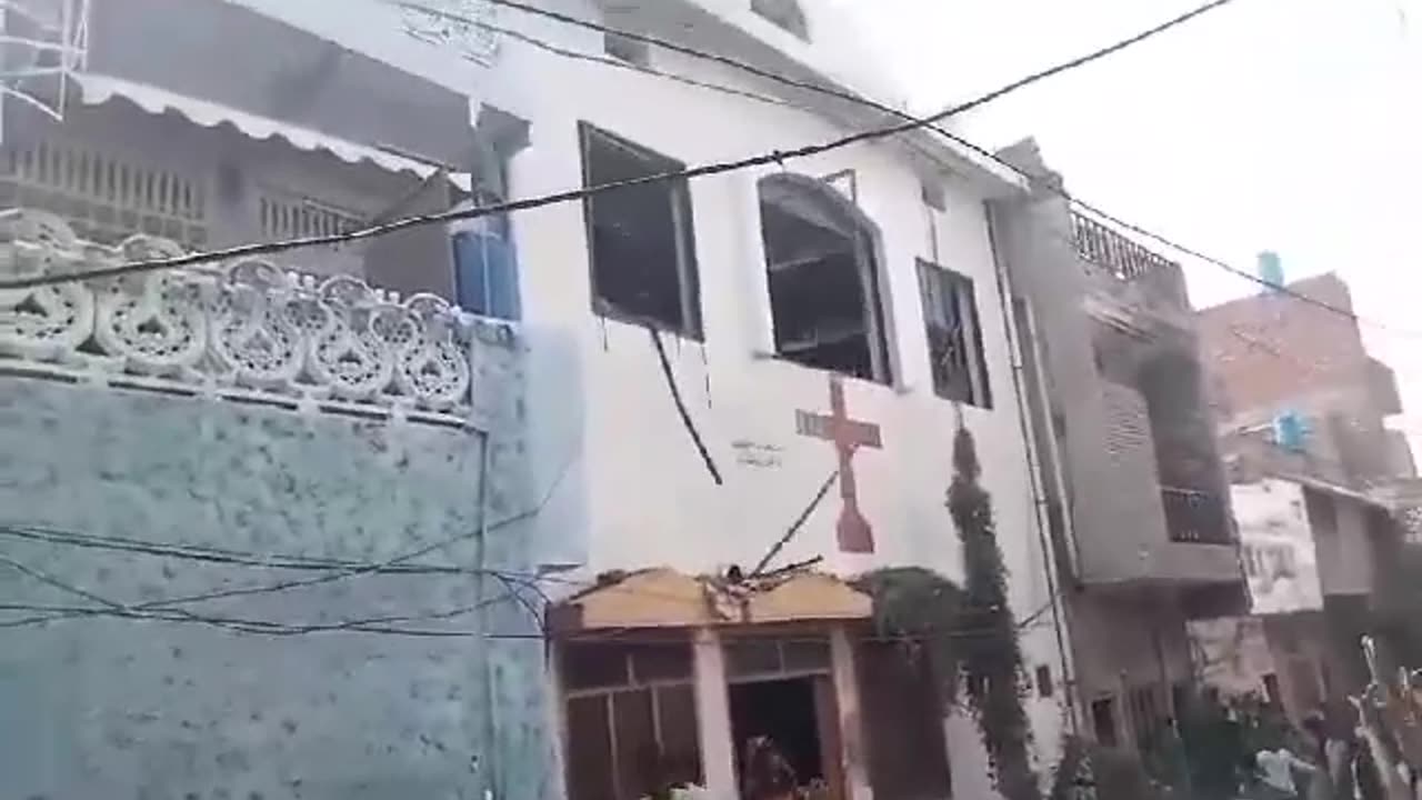 Múslimar brenna krikjur og heimili í Pakistan