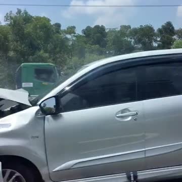 Kecelakaan beruntun di jalan tol