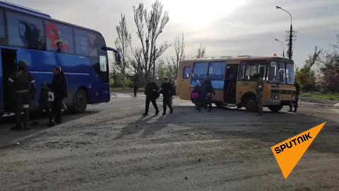 Evakuace civilistů ruskou armádou z oceláren Azovstal v Mariupolu