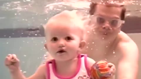 OMG. Baby swimming is so cute l 😍😍