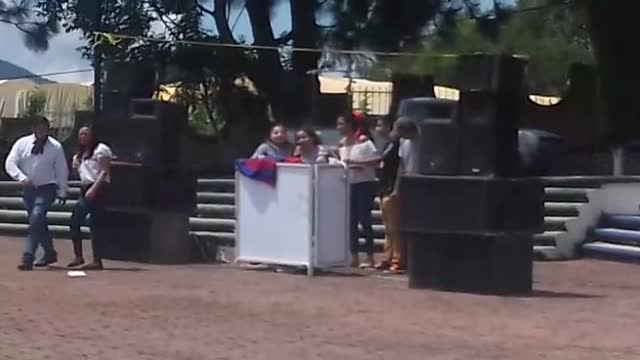 Lo que pasa cuando se toman unas copitas demás en la universidad en pleno evento