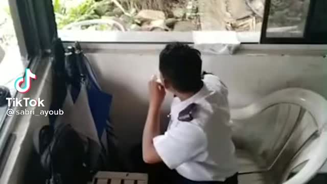 Sabri Virals ' this monkey have no problem for self service😂 '