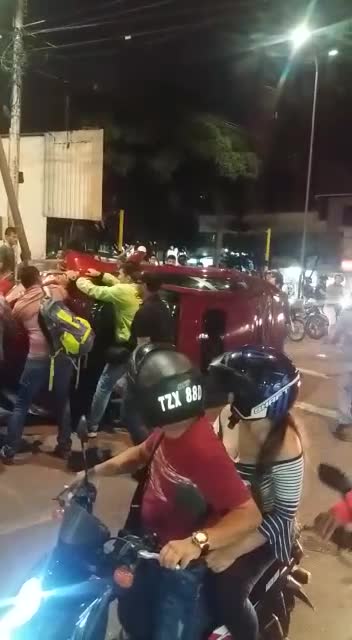 Conductor volcó su carro en Bucaramanga y lo dejó abandonado 2