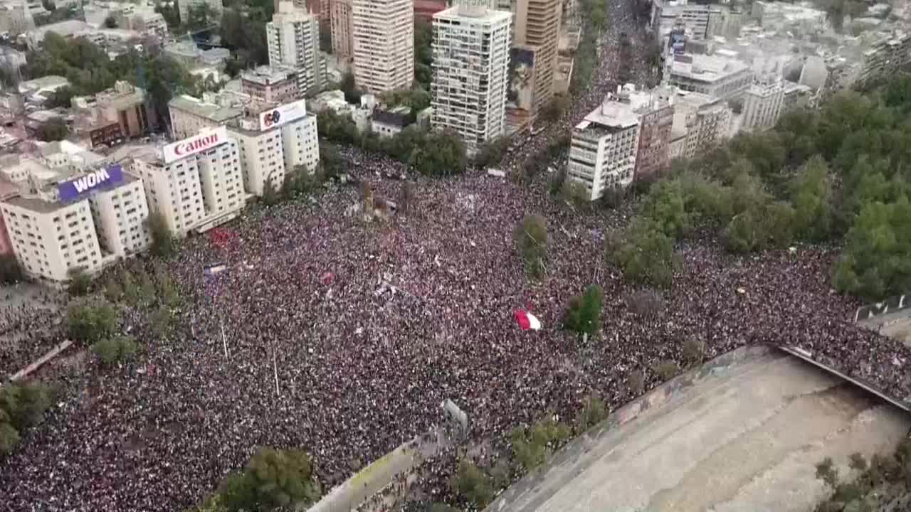 La mayor ola de protestas de Chile carece de líder y se "autoconvoca" sola