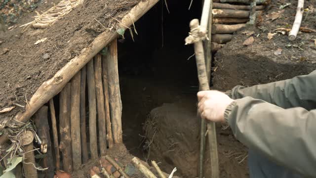 Building complete and warm survival shelter | Bushcraft earth hut, grass roof & fireplace with clay