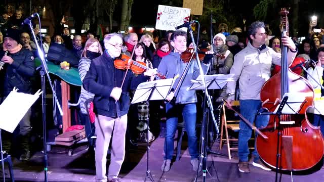 Bologna 4 dicembre 2021 - Rivoluzione Day - Flash mob musicale