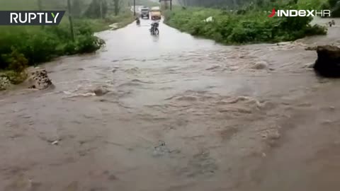 U poplavama u Indiji poginulo više od 320 ljudi