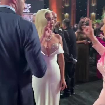 Lady Gaga et Helen Mirren - 666 - Devil Sign in front of everybody
