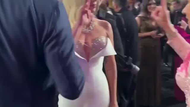 Lady Gaga et Helen Mirren - 666 - Devil Sign in front of everybody