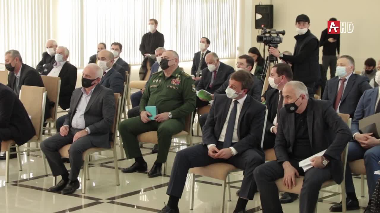 Аслан Бжания провел совещание с членами кабмина