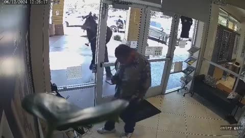 20 Thugs Rob Jewelry Store In Broad Daylight In California