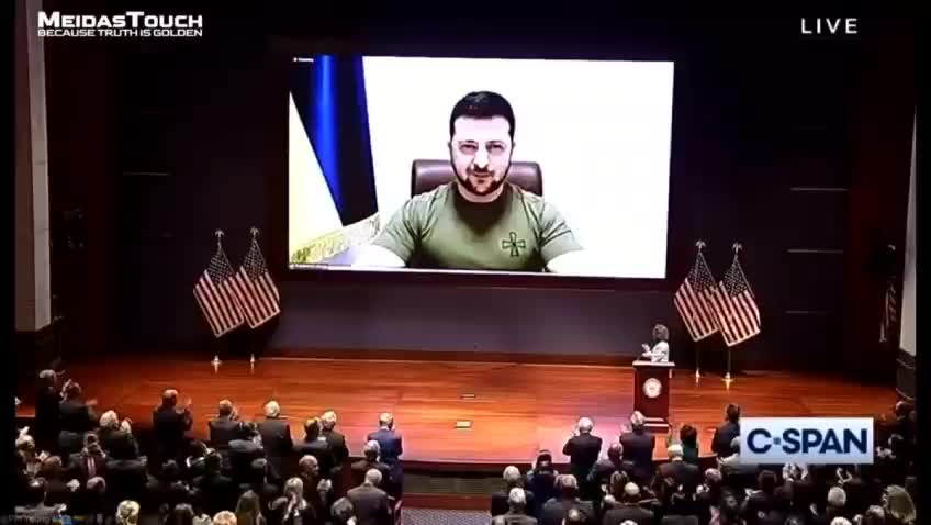 Marjorie Taylor Greene not clap while Zelensky urged the congress to start WW3