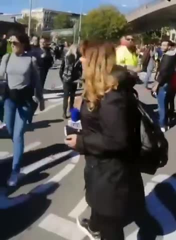 i leccaculi della RAI mandati a leccare in culo. Trieste, 15 ottobre 2021