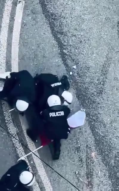 UNBELIEVABLE Polish police are violently attacking and beating peaceful farmers protesting