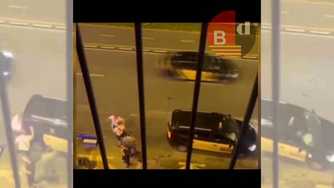 Un taxista atropella a un turista en el Paralelo y se da a la fuga