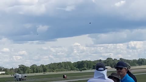 2022 Oshkosh Airshow, MiG-17 and F-86 have a _dogfight_.