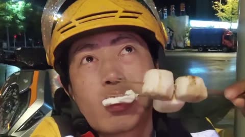 外卖小哥发工资了，挣得不多，都是辛苦钱，不要挖苦我，挣钱不易