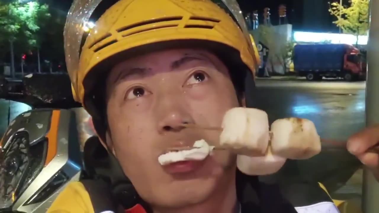 外卖小哥发工资了,挣得不多,都是辛苦钱,不要挖苦我,挣钱不易