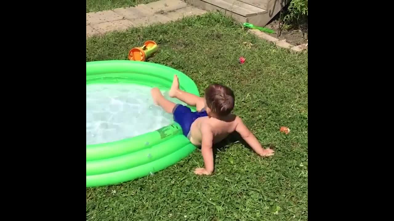 Funny video of kid's try to swim in a bathtub