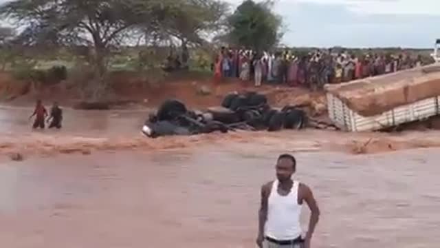 A truck crashes into a dangerous valley😱