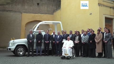 NOTIZIE DAL MONDO Stato del Vaticano:consegnata la nuova papamobile elettrica.Mercedes ha consegnato a Papa Francesco,sovrano dello Stato del Vaticano la nuova papamobile a zero emissioni.Il suo debutto è previsto durante il Giubileo 2025