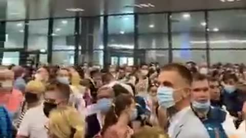 Aeroporti e metal detector che suonano ad ogni vaccinato