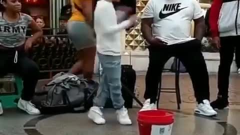 Garoto impressiona com essa dança