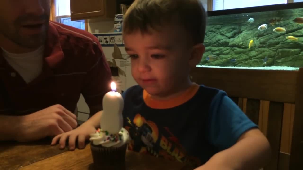 Adorable Kid Just Can’t Blow Out Birthday Candle. Dad Steps in With a Clever Hack. GENIUS!