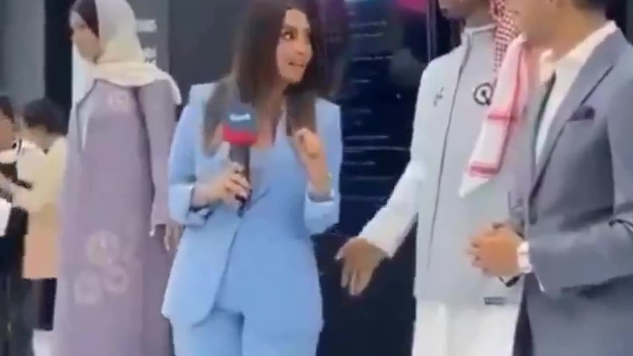 Saudi Arabia's first male robot appears to inappropriately touch a female reporter🧐