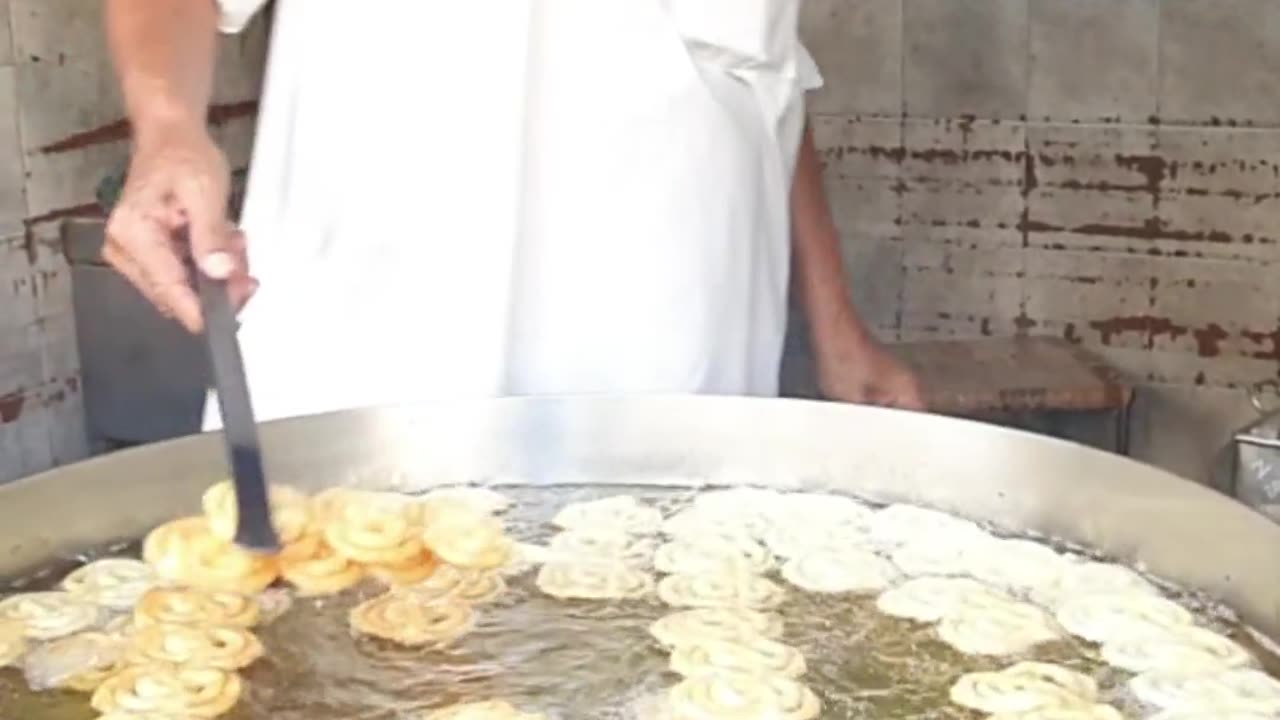 Hardworking Man Making Jalebi | Crispy Jalebi Making | Street food of Karachi Pakistan