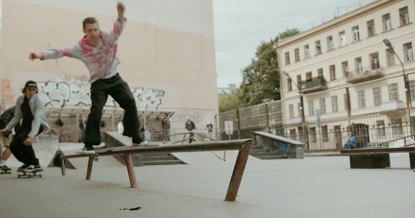 Skateboard synchronization on the railing