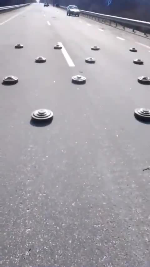 Ukrainian cars avoid Russian mines on the road