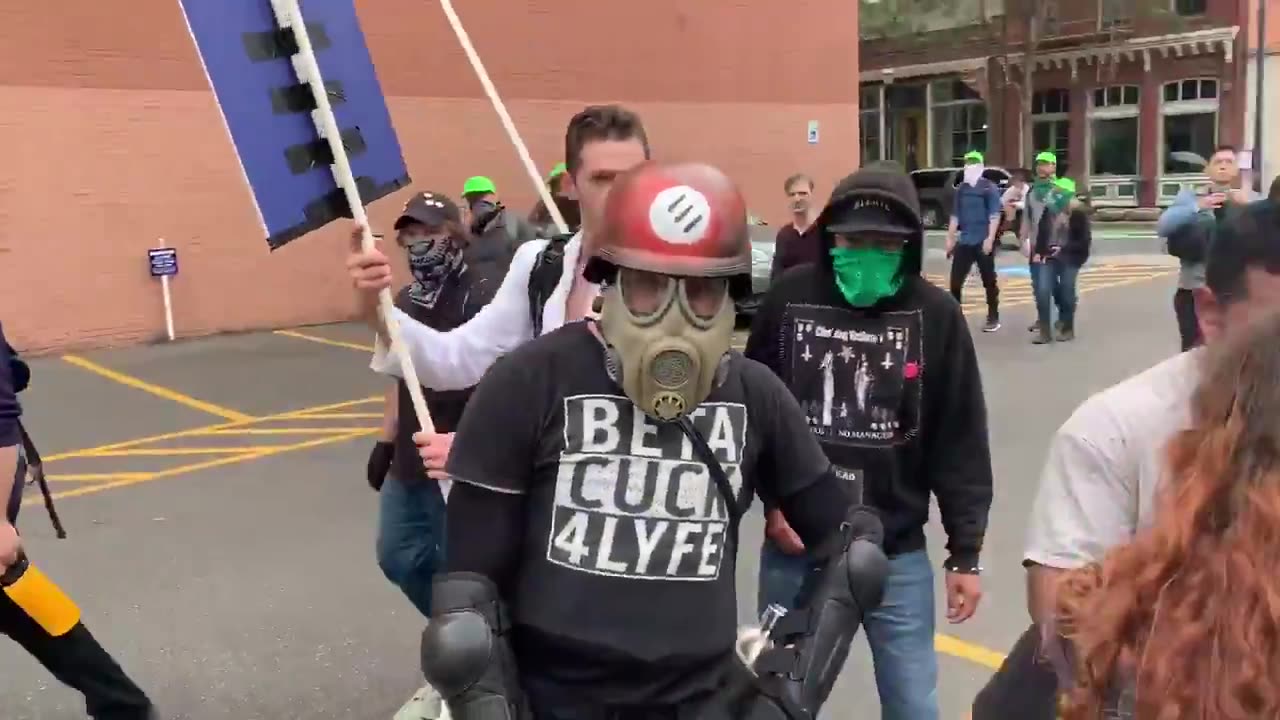 Aug 17 2019 Portland 1.3.2 An antifa mob chase & attack a man & girl who got separated