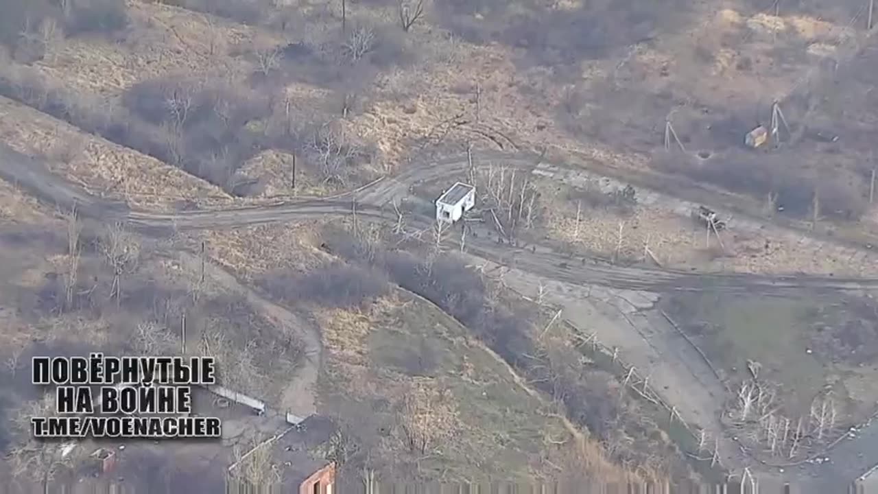 Large Groups of Ukrainians Fleeing From Avdeevka