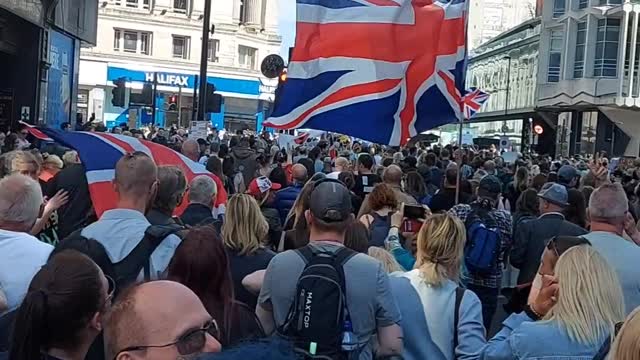 Il POPOLO si E' UNITO!!! In Inghilterra la polizia sfila con il popolo.