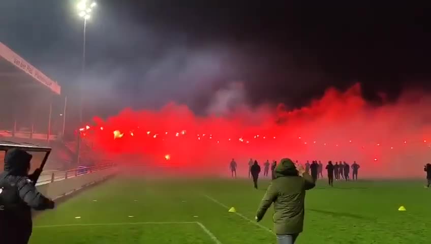 Amateur voetbalfans TEGEN de MAATREGELEN