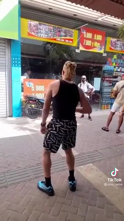 Turista de origen africano baila champeta en el Centro Histórico