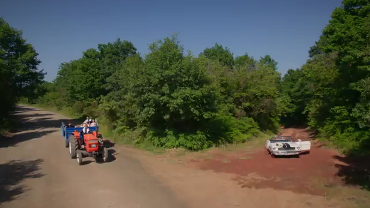La mala suerte persigue a Ömer y Süsen: se quedan tirados en la carrera a minutos de la boda